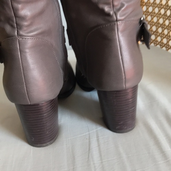 Journee Collection, gray faux leather, rounded toe, zip up heeled boots size 8 - Picture 8 of 12